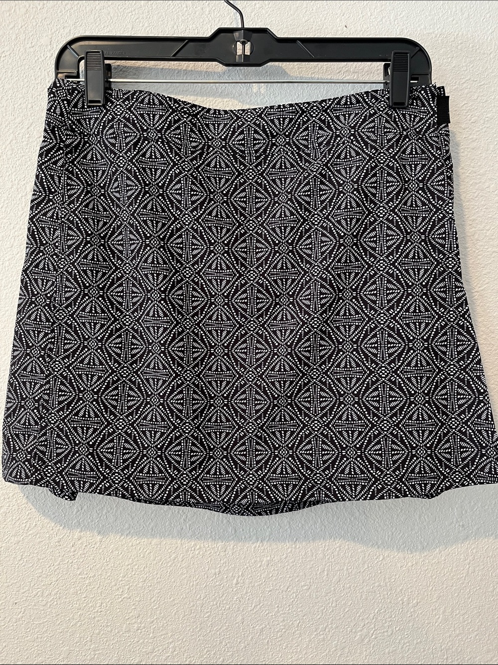 RIP-SKIRT Hawaii Black & White Geometric  A- Line Skirt Velcro waist
SZ  Small